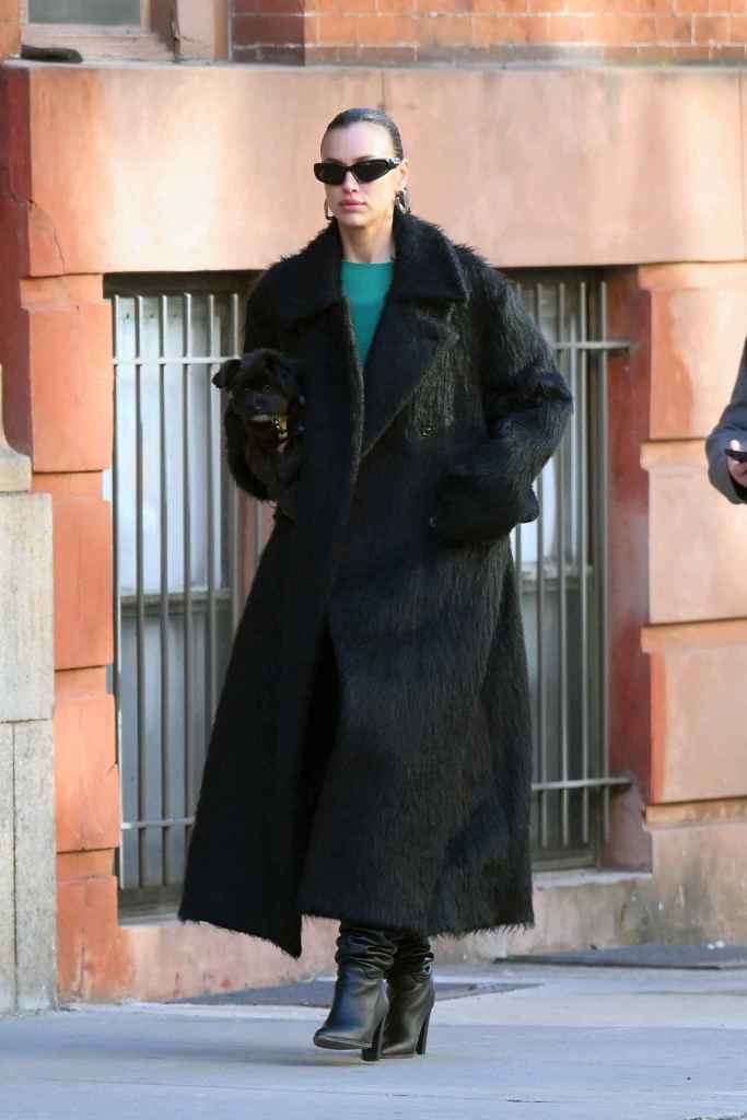 Irina Shayk con un abrigo de pelo por las calles de Nueva York