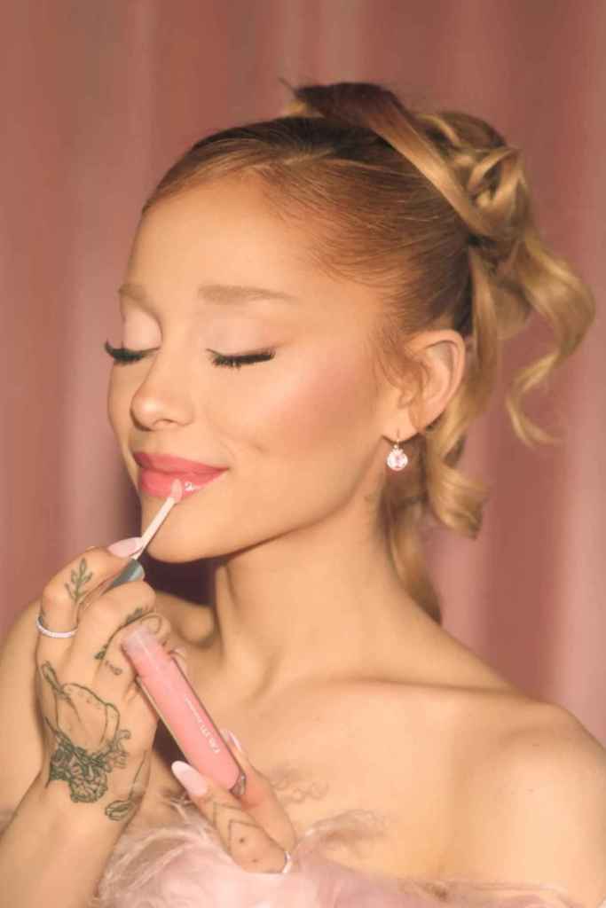 Ariana Grande en una campaña para r.e.m. beauty