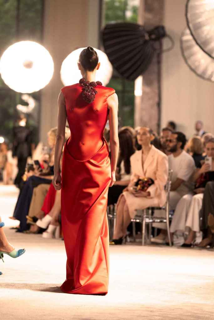 Se rumorea que una celebridad ya se ha adjudicado el vestido con corazones de Schiaparelli 