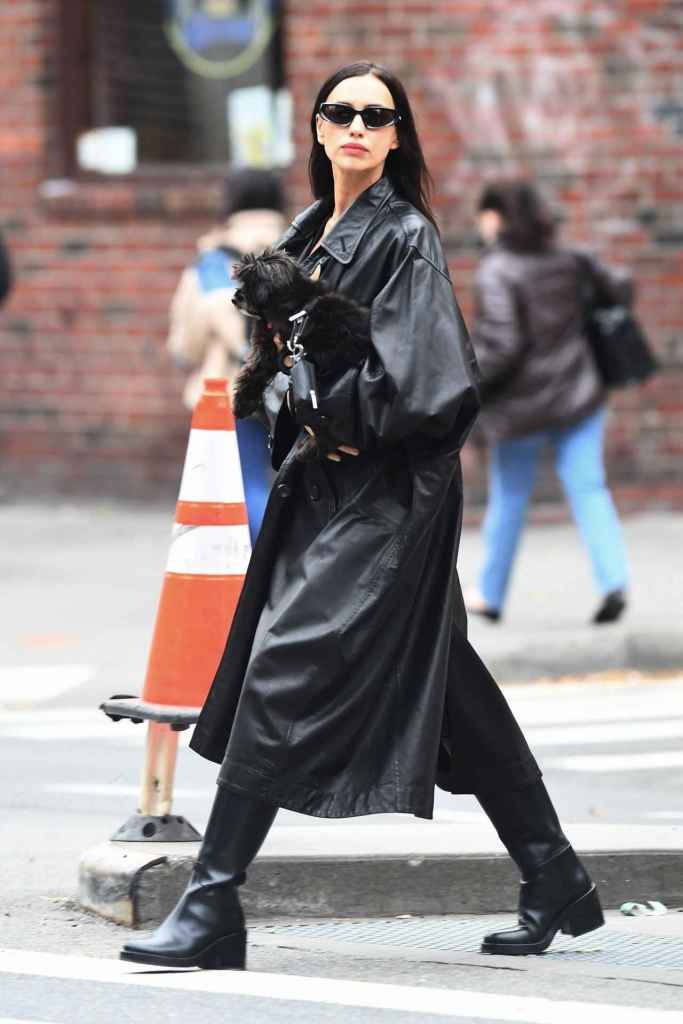 Irina Shayk con un abrigo estilo gabardina de piel por las calles de Nueva York