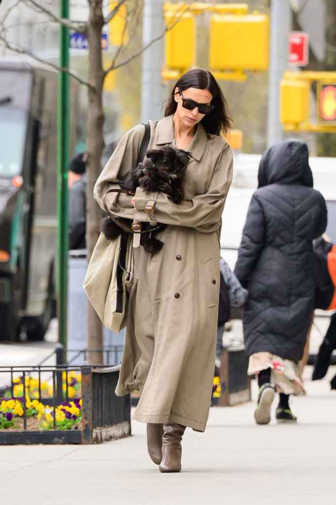 Irina Shayk con una gabardina por las calles de Nueva York