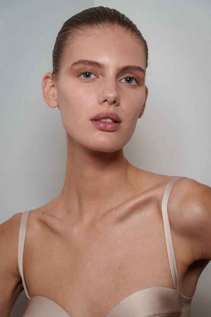 Es muy fácil integrar el eyeliner nude en nuestro maquillaje de ojos diario