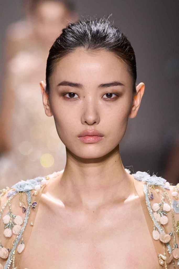 Los ojos pequeños se ven favorecidos con un eyeliner fino 