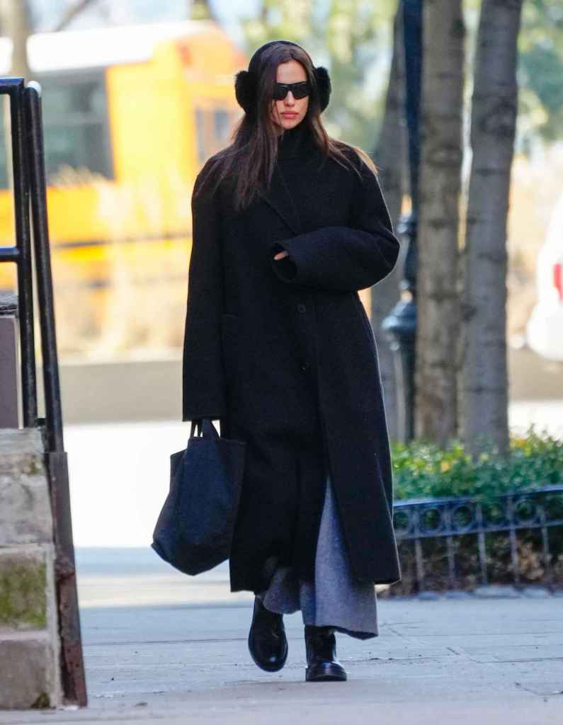 Irina Shayk con unas orejeras por las calles de Nueva York