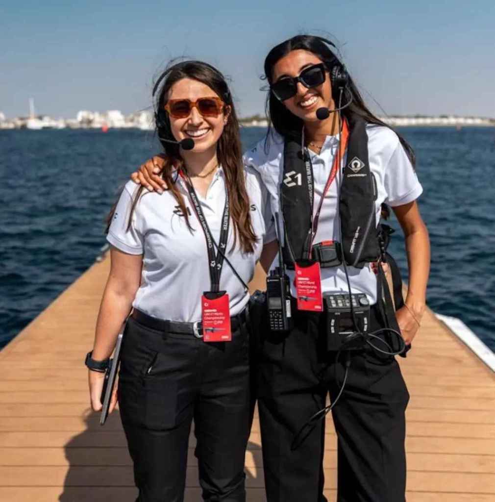 Sophia Khan trabaja en E1 Series 