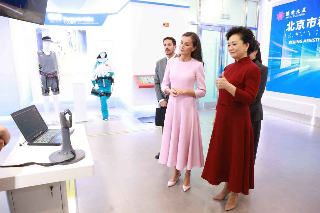 El look completo de la reina Letizia en su visita a China