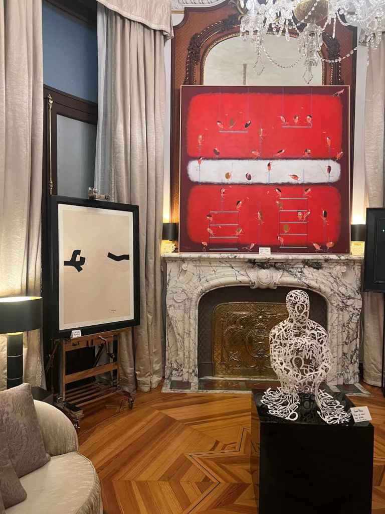 La suite del Four Seasons con algunas de las obras expuestas 