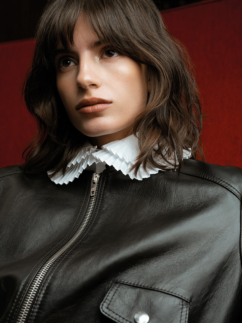 Además del glow en la tez de acabado radiante y natural, a ambas modelos se les ha aplicado el brillo de labios 2000 Calorie Lip Glaze de Max Factor en diferentes tonos. Formulados con ácido hialurónico y escualano, hidratan, suavizan y aportan volumen instantáneo.
Camisa con cuello de volante (1100 €) y cazadora de piel, ambas de Celine.