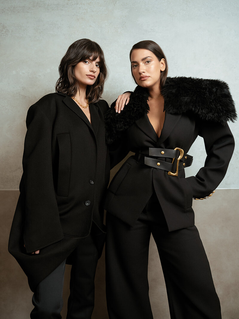 Lorena (derecha) luce total look de Schiaparelli, y Nuria (izquierda), total look de Sportmax y collar con círculos de oro amarillo, de Tiffany & Co. (29 300 €).