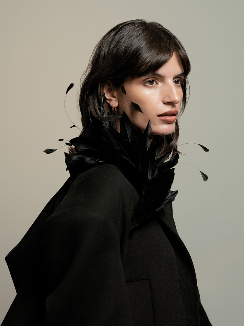 Aunque los labios son los protagonistas de estos maquillajes gracias al acabado luminoso y confortable de 2000 Calorie Lip Glaze, la mirada también se enfatiza mediante False Lash Effect Supreme, la máscara de pestañas con queratina de Max Factor que aporta hasta 7 veces más volumen y fortalece las pestañas en cuatro semanas.
Diadema de plumas, de Mimoki; pendientes Lock de oro rosa y zafiros rosas, de Tiffany & Co. (5400 €)