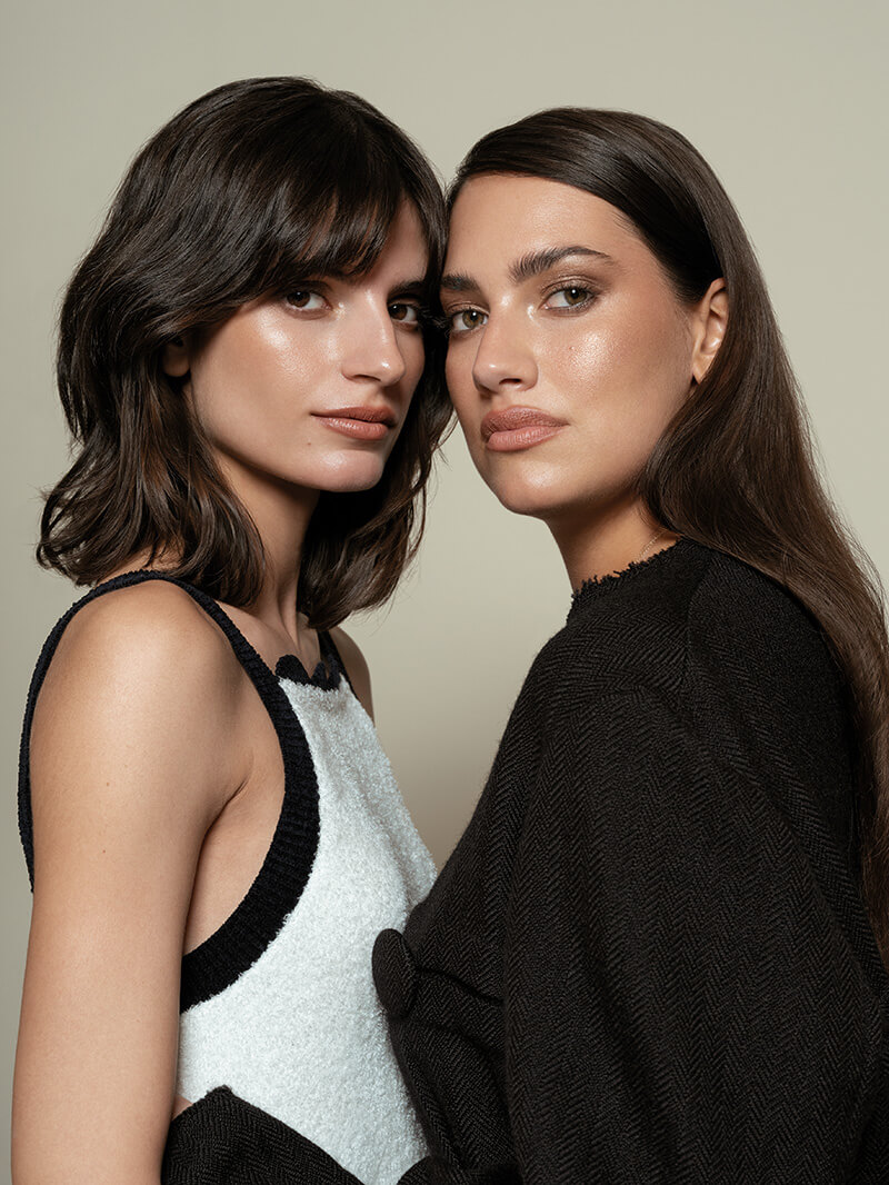 Nuria lleva un top de la colección Crucero de Chanel, y Lorena, un vestido de Prada.