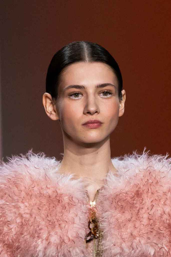 El eyeliner blanco puede ser nuestro gran aliado para agrandar nuestros ojos (Foto: Imaxtree).