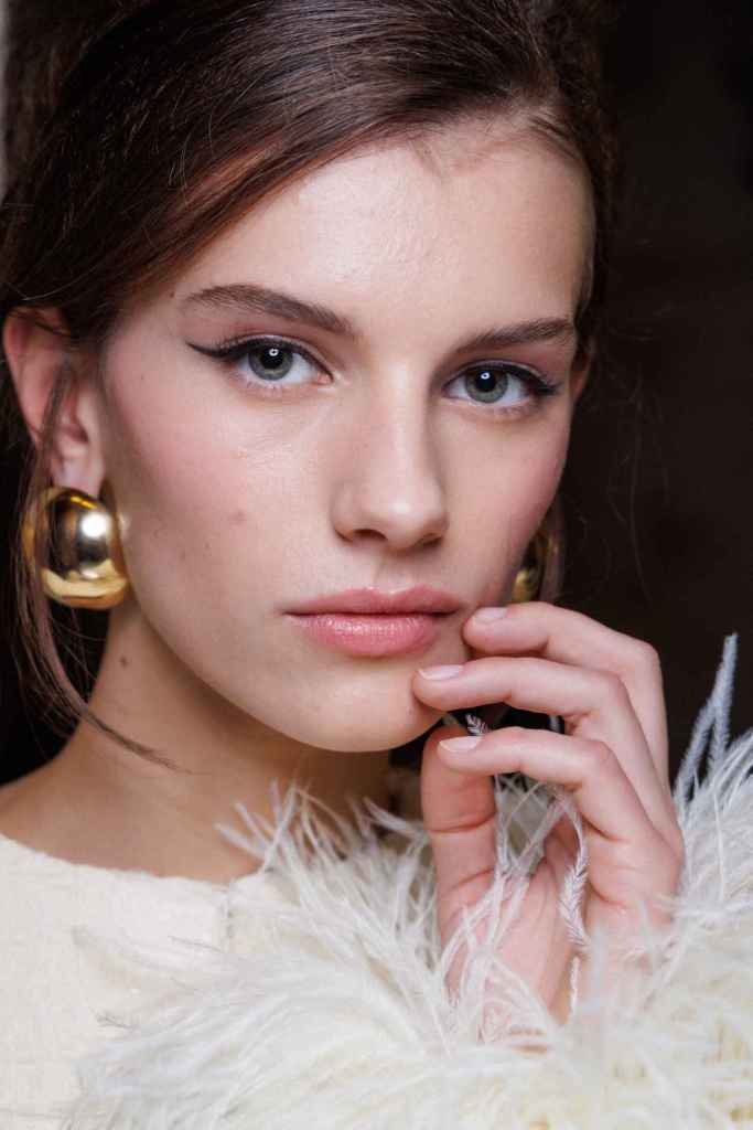 Los ojos grandes hay que compensarlos al maquillarnos