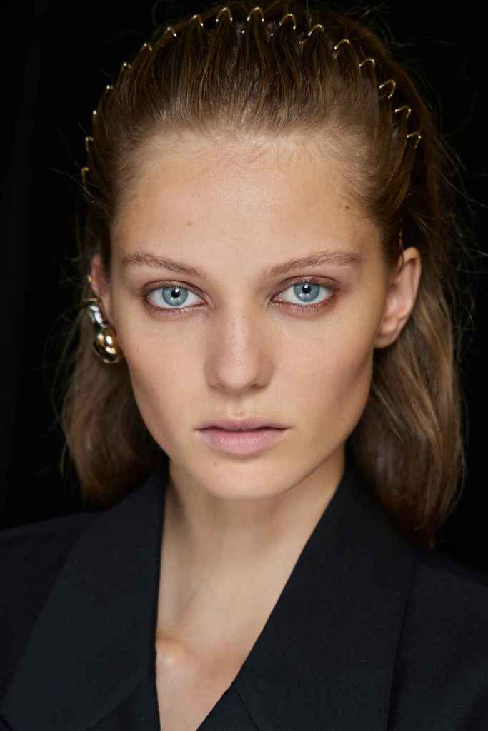 Los ojos grandes hay que compensarlos al maquillarnos