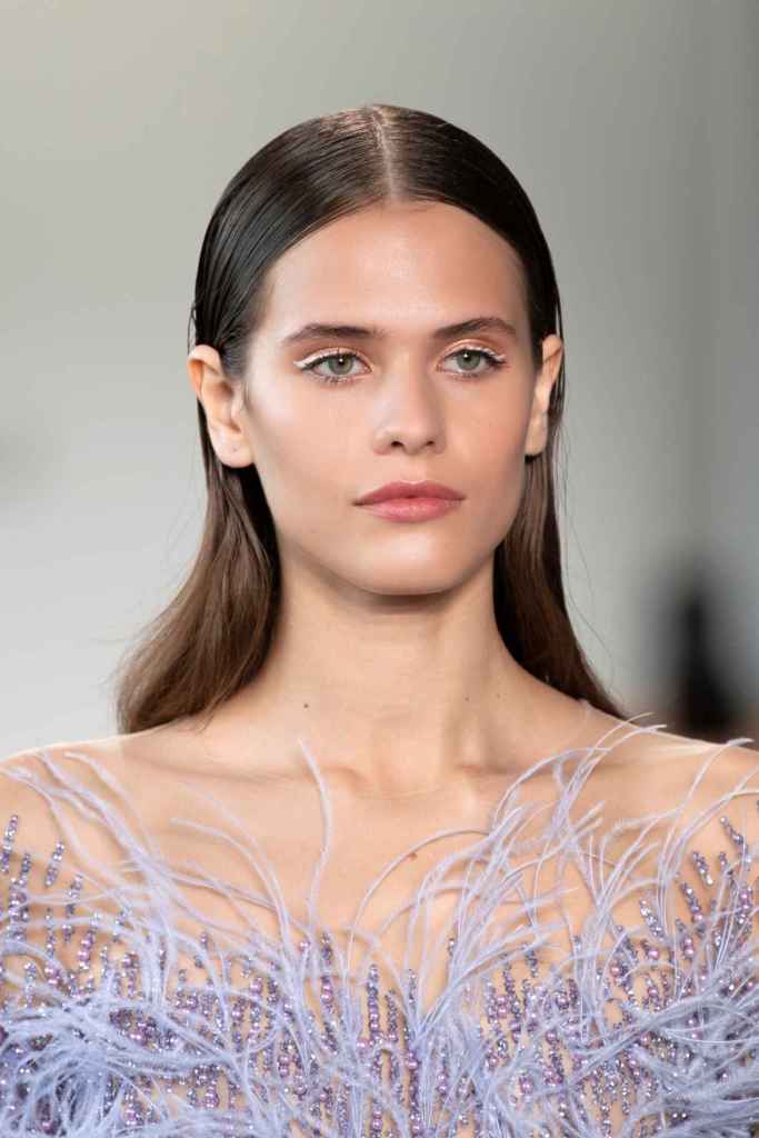 El eyeliner blanco puede ser nuestro gran aliado para agrandar nuestros ojos (Foto: Imaxtree).