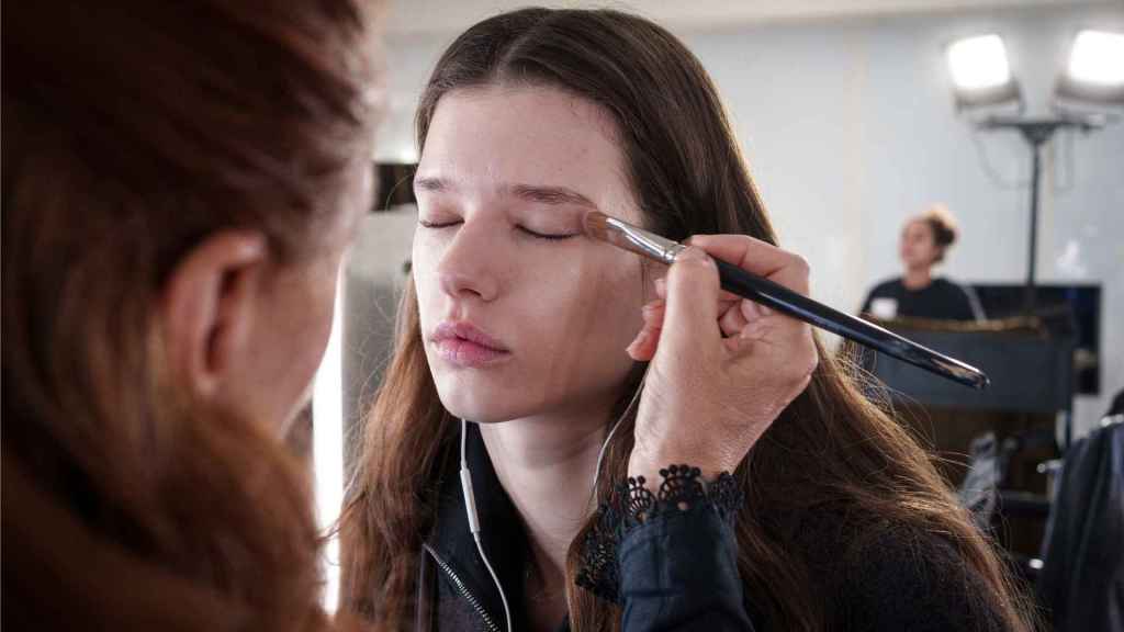 Las sombras de ojos pueden utilizarse como eyeliner si sabemos cómo