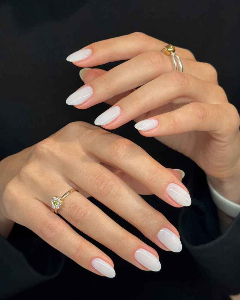 La manicura blanca 'Cloud Dancer' será tendencia esta Navidad
