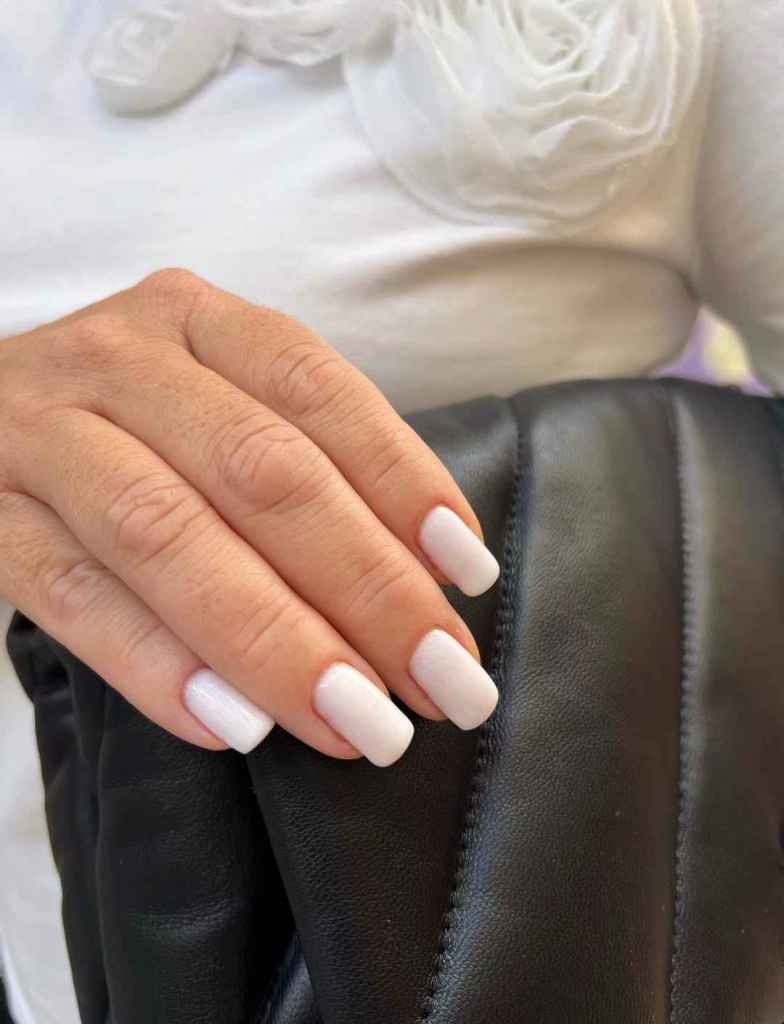La manicura blanca 'Cloud Dancer' será tendencia esta Navidad