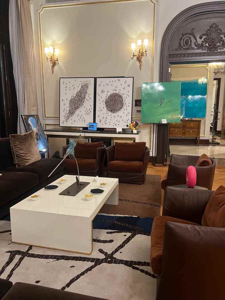 La suite del Four Seasons con algunas de las obras expuestas 