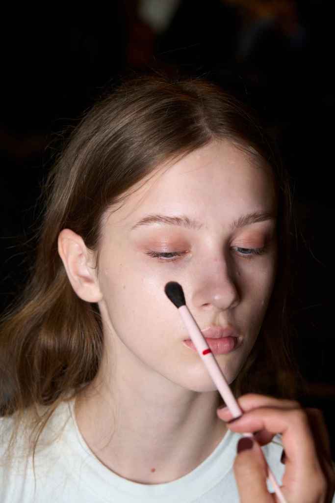 Las sombras de ojos pueden utilizarse como eyeliner si sabemos cómo