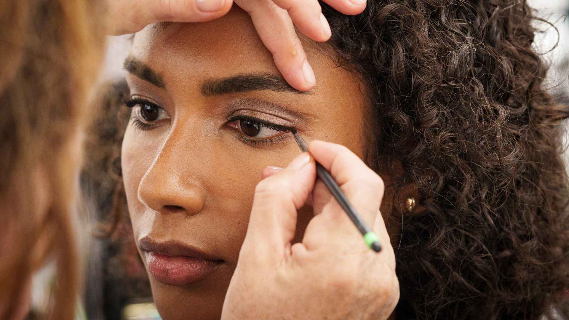 Las sombras de ojos pueden utilizarse como eyeliner si sabemos cómo