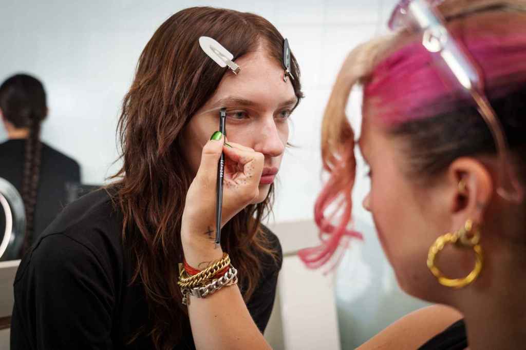 Las sombras de ojos pueden utilizarse como eyeliner si sabemos cómo